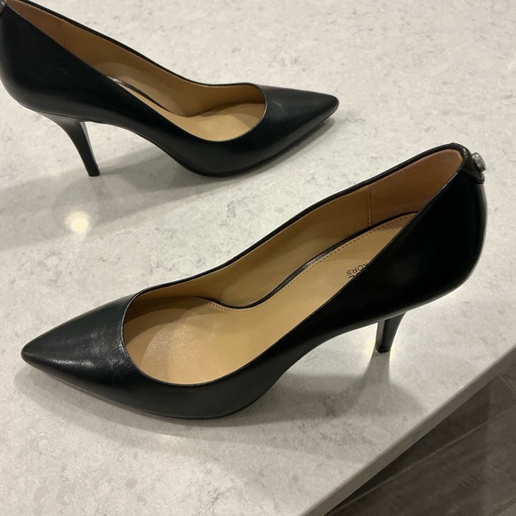 MICHAEL Michael Kors Black Pointed Leather Pumps - Picture 5 of 7